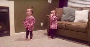Un papa commence à jouer de la guitare pour ses petites jumelles et leur réaction à la danse est adorable
