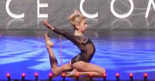 Une danseuse de 9 ans monte sur scène pour interpréter "Hallelujah", mais le public n'arrive pas à comprendre la performance qu'ils regardent