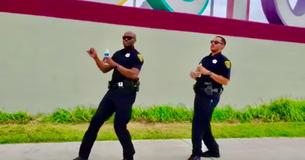 Un duo de policiers charismatiques effectue le défi de danse Git Up et impressionne les spectateurs
