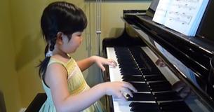 Vijfjarige speelt cover van Beethoven 