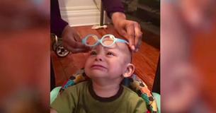 Un bambin souffre d'une déficience visuelle mais reçoit des lunettes spéciales, sa réaction est incroyable !