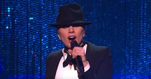 Lady Gaga interprète superbement "Old Blue Eyes" pendant qu'elle chante le tube de Frank Sinatra "New York, New York"