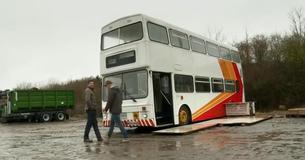 Alleenstaande vader koopt oude bus en maakt daar een prachtig thuis voor hem en zijn dochter van 