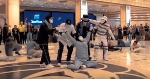 Dansgroep Jabbawockeez doet flash mob in Las Vegas op 'Uptown Funk'