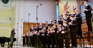 Une chorale de garçons chante de façon remarquable une chanson de George David Weiss - "The Lion Sleeps Tonight"