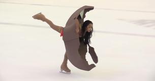 Une jeune patineuse réalise une routine unique et remporte une médaille d'or