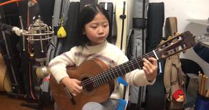 Une fillette de 6 ans vole des cœurs avec une interprétation délicate de la chanson d'Audrey Hepburn