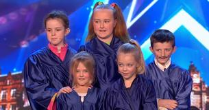 Juroren in Tränen, nachdem der Kinderchor Queen Klassiker singt, haben keine andere Wahl, als den goldenen Buzzer zu drücken