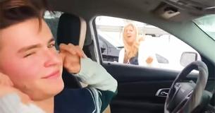 Un adolescent est mortifié lorsque sa mère sort de sa voiture pendant un embouteillage pour danser devant des inconnus.