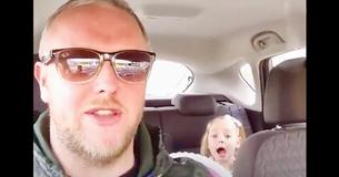 Une fille déclare à son papa qu'elle veut un petit ami, mais son papa abandonne rapidement l'idée avec un échange insolent
