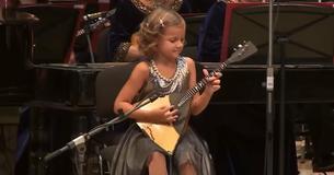 Une jeune musicienne talentueuse de 7 ans dirige un orchestre d'adultes en chanson