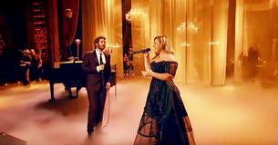 Josh Groban et Kelly Clarkson interprètent une version obsédante de "All I Ask Of You" titre de The Phantom Of Opera