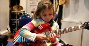 Bezauberndes 7-jähriges Mädchen beeindruckt Slash mit Darbietung von "Sweet Child O Mine"