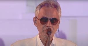 Les chanteurs de renommée mondiale Andrea Bocelli et Josh Groban interprètent un duo impressionnant de "We Will Meet Once Again"