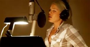 Pink et John Legend font équipe pour interpréter le tube de Herbie Hancock "Don't Give Up" 