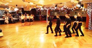 Des groupes de danseurs s'affrontent et font sursauter le public avec un spectacle passionnant sur "Dirty Dancing"
