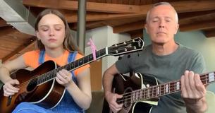 Il cantante dei Tears For Fears esegue "Mad World" da casa con sua figlia ed è semplicemente adorabile