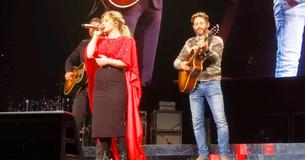 Kelly Clarkson chante "Piece By Piece" quand son mari la surprend en la rejoignant sur scène