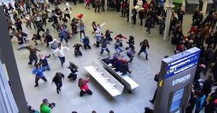 Une foule éclair à St. Pancras International a parfaitement réussi les mouvements de danse de Michael Jackson