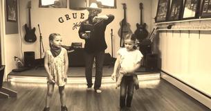 Des jumelles et leur père font une performance de danse adorable pour un challenge sur Internet