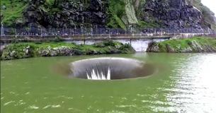 Un homme fait voler un drone dans un trou d'un lac et filme des images à couper le souffle