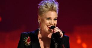 Pink rende un tributo a Dolly Parton cantando "Jolene"