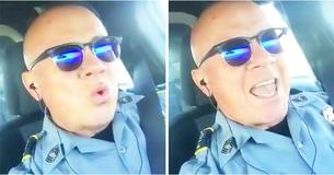 Agent zingt liedje van Lionel Richie in zijn patrouillewagen en krijgt meteen een menigte fans.