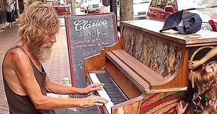 Dakloze marinier verovert harten met  uitzonderlijke piano performance
