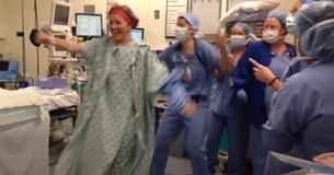 Un médecin atteint d'un cancer soulève des esprits en dansant sur une chanson de  Beyoncé avant de subir une double mastectomie