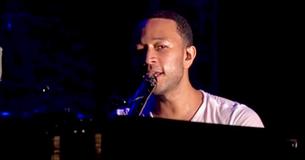 John Legend maakt naam waar met uitvoering van 'Bridge over Troubled Water' 