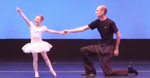 Un papa met les gens en larmes en dansant le ballet avec ses filles