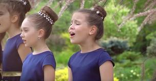Un chœur d'enfants fait bouger les cœurs en interprétant "You raise me up" 