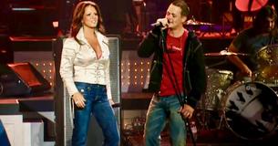 Sara Evans et 3 Doors Down offrent une performance étonnante de "Here Without You".