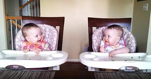 Deux bébés jumelles commencent à bouger quelques secondes après que leur père ait joué de la guitare