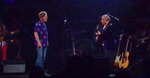 Après des années de silence, Garfunkel se réunit avec Simon sur scène et le public se déchaîne