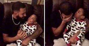 Un père chante une sérénade à son fils sourd et ne peut pas retenir ses larmes quand il perçoit le grand sourire de son enfant