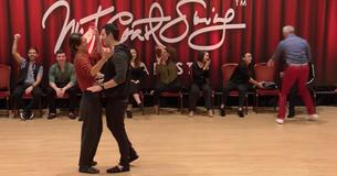 Un couple ose danser le swing sur la "Macarena" et casser la baraque avec leurs mouvements.