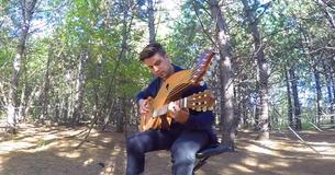 "The Sound of Silence" sur une harpe guitare à 18 cordes est un pur bonheur indescriptible !
