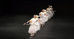 Des ballerines se tiennent sur scène avec des marionnettes pour offrir une représentation hilarante