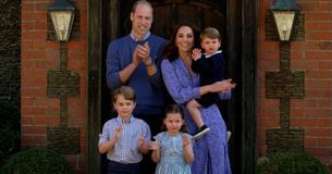 Les membres de la famille royale, le Prince William, Kate Middleton et leurs enfants applaudissent ensemble les soignants
