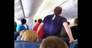 La chorale d'un lycée chante alors qu'un soldat tombé au combat est transporté par avion