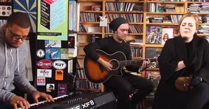 Adèle se donne corps et âme en chantant "Rolling In The Deep" et d'autres au Tiny Desk Concert