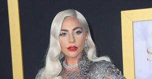Voici Lady Gaga sans maquillage avec des sourcils décolorés tout en ayant l'air extrêmement détendue