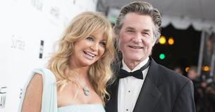Goldie Hawn zegt dat haar partner Kurt Russell haar nog altijd een gevoel geeft dat ze mooi is.