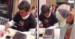 Un sans-abri compte sa monnaie dans un restaurant Chick-fil-A, puis trois adolescents déposent de lourds sacs de cadeaux à ses pieds