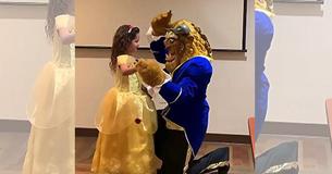 Une fille de 6 ans s'habille pour danser avec la "bête" mais ne sait pas que son père est la personne sous le masque