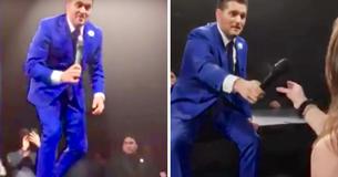 Michael Bublé dà il microfono a caso a una fan durante il concerto e tutti sorridono quando lei inizia a cantare