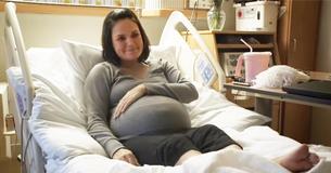 Moeder bevalt voor de derde keer en nadat ze is bevallen van het eerste kind haalt de dokter er nog 2 baby's uit
