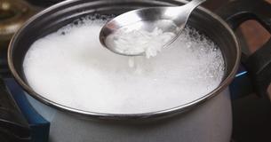Rijst in restaurants smaakt aanzienlijk beter dan de rijst thuis