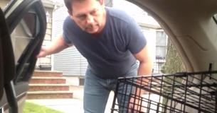 Papá tiene una reacción adorable cuando recibe un nuevo perrito